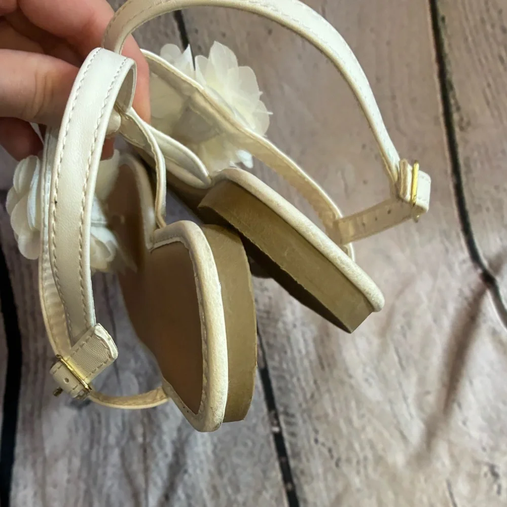 5/$20 Atmosphere Womens White Floral Bridal Beach Wedding T-Strap Sandal Sz9 GUC